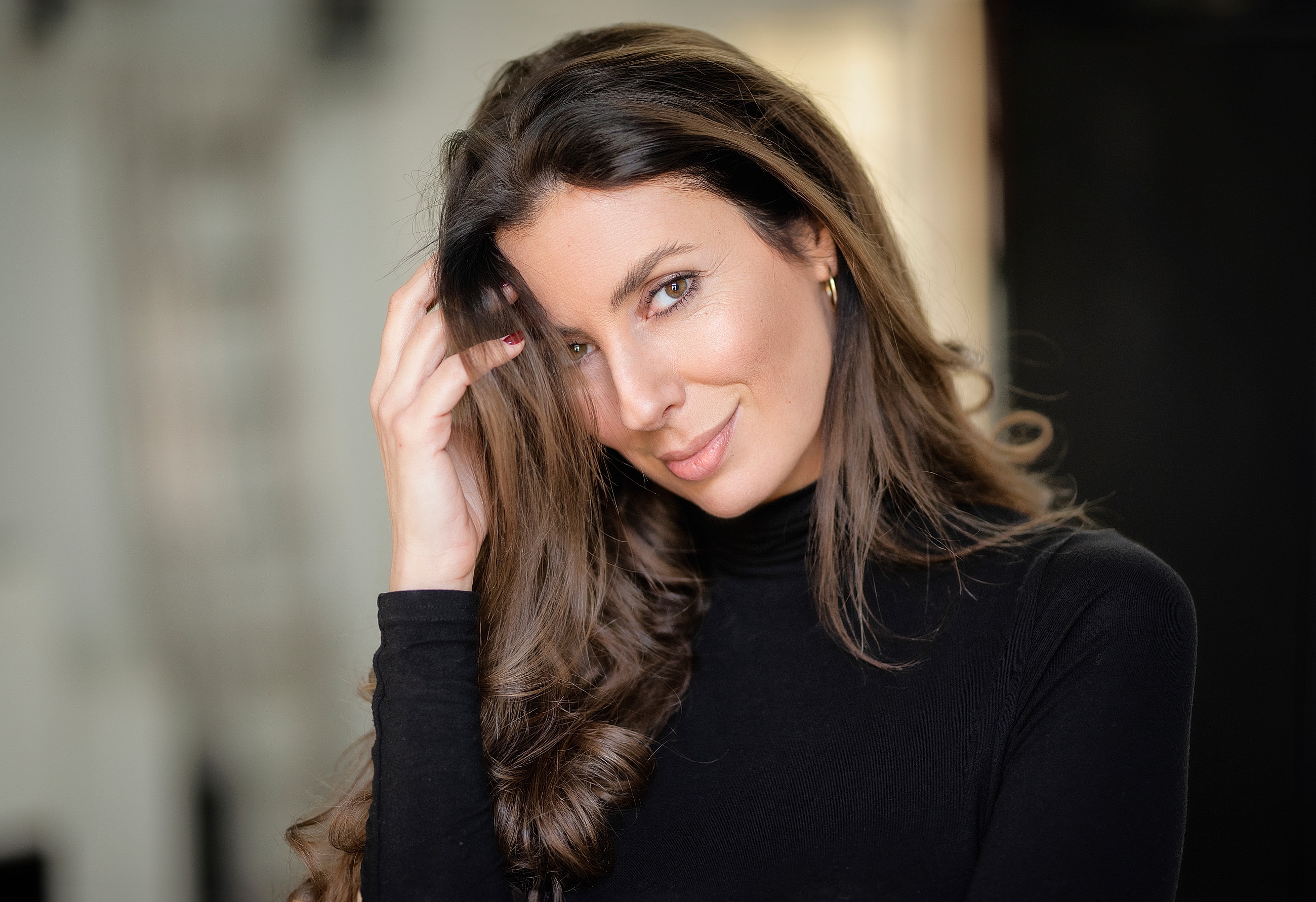 Smiling woman with blonde hair in a cafe.