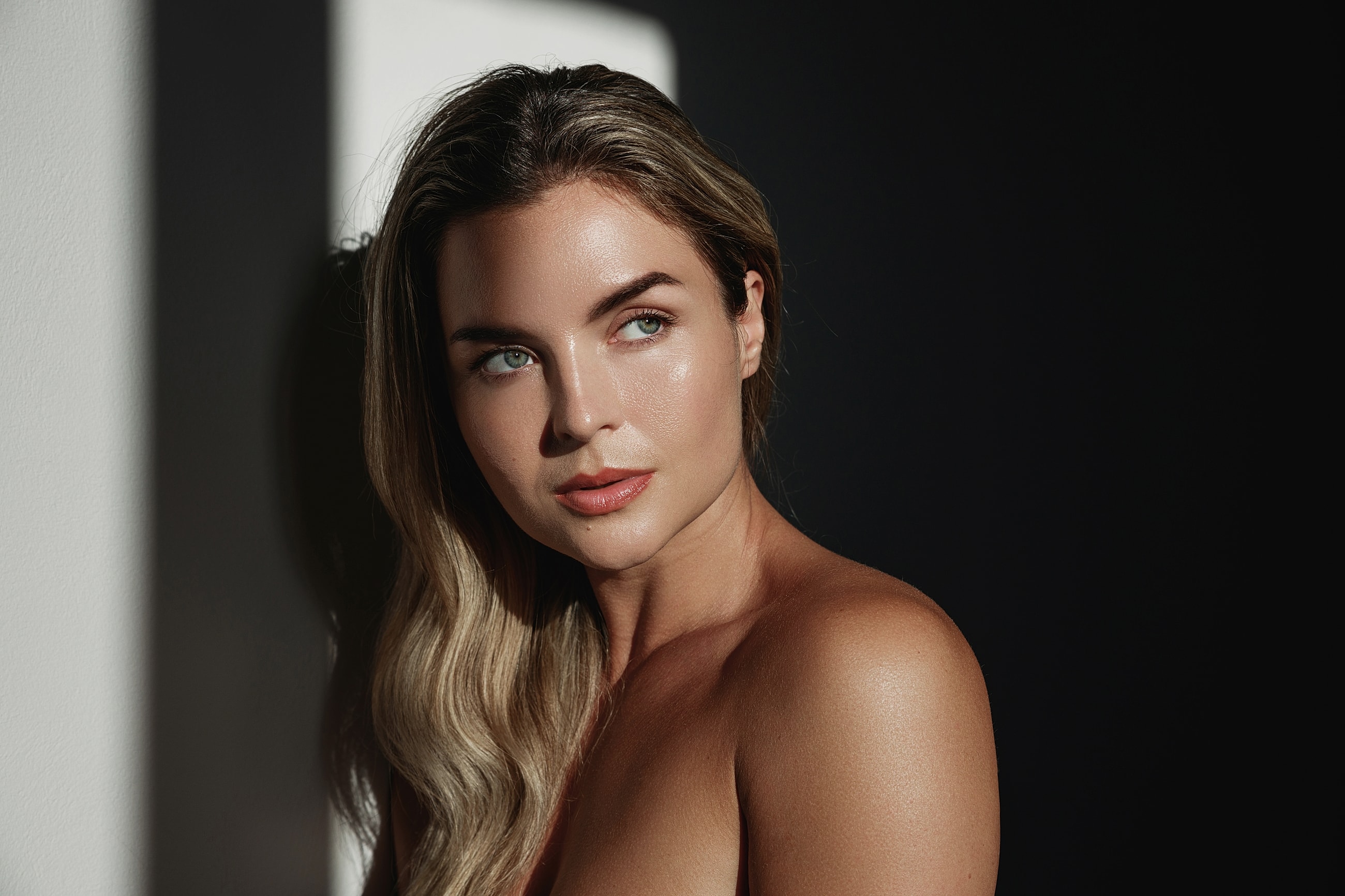 Smiling woman with blonde hair in cafe.